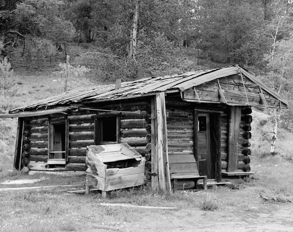 Old log school building in Leesburg